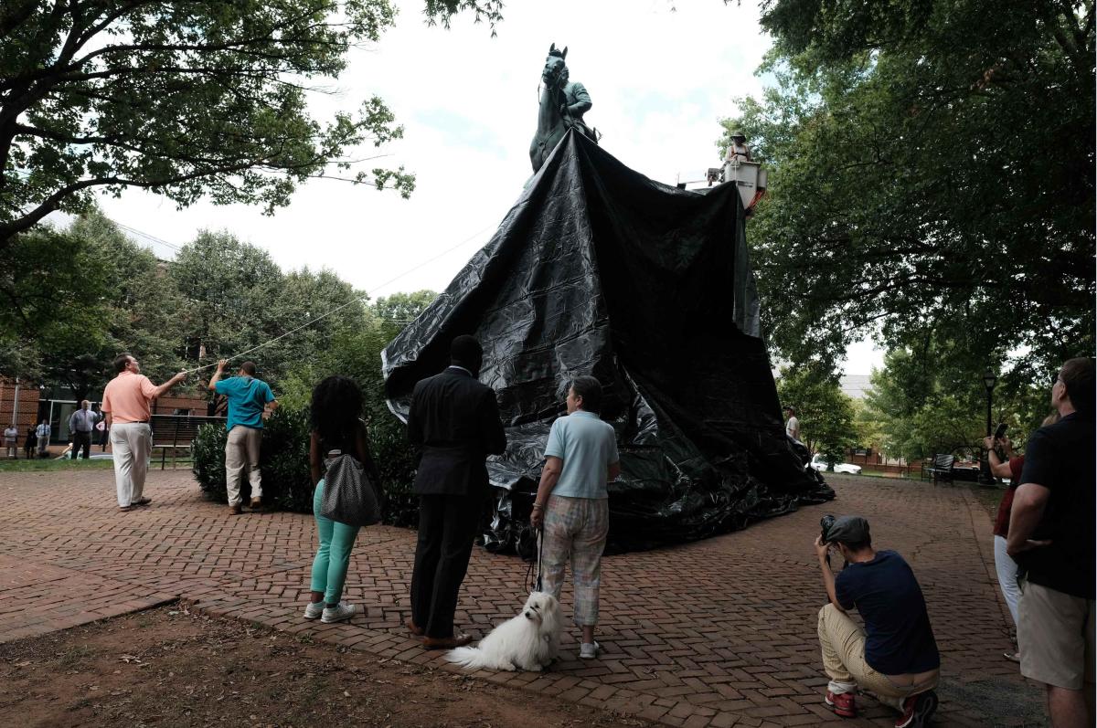 Amerika'da general heykellerinin üzeri kapatıldı