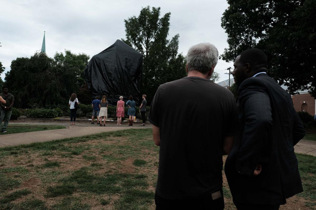 Amerika'da general heykellerinin üzeri kapatıldı