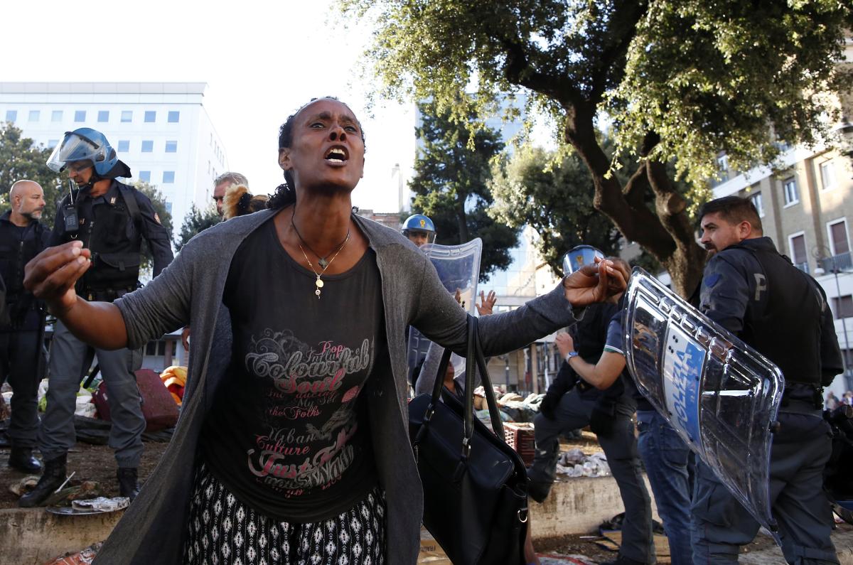 Roma'da polisler mültecilerle çatıştı