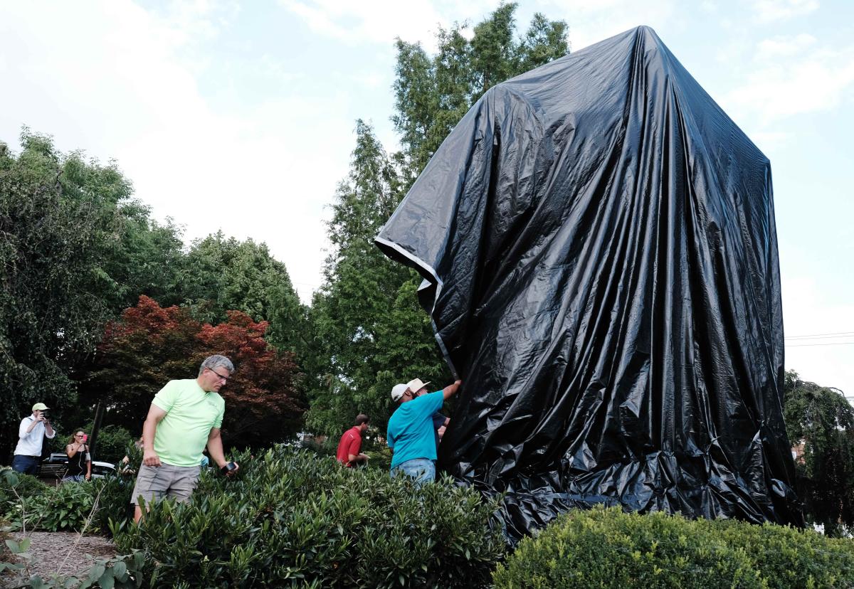 Amerika'da general heykellerinin üzeri kapatıldı