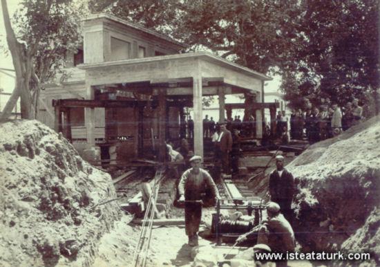 Atatürk'ün inşaat izlerken çekilmiş fotoğrafı