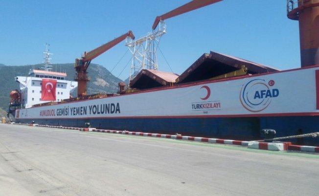 Türk Kızılayı Yemen'de un dağıttı