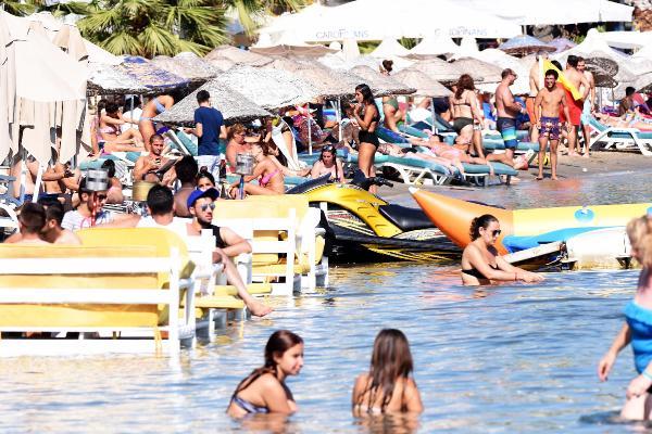 Tatilciler Bodrum plajlarına akın etti