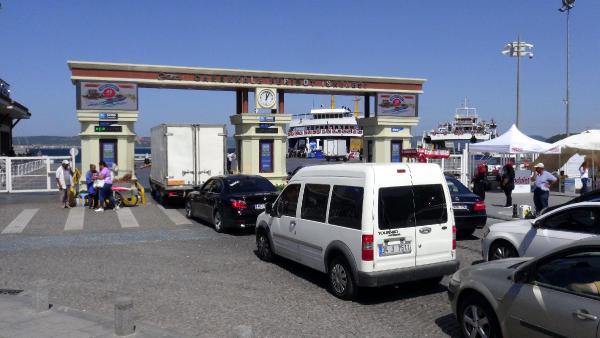 Çanakkale feribot iskelesinde bayram yoğunluğu başladı
