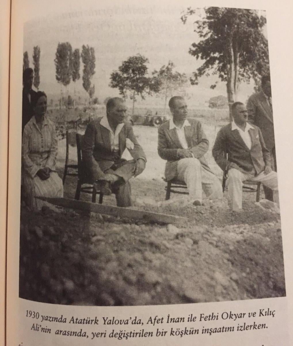 Atatürk'ün inşaat izlerken çekilmiş fotoğrafı