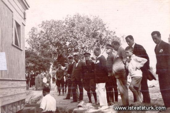 Atatürk'ün inşaat izlerken çekilmiş fotoğrafı