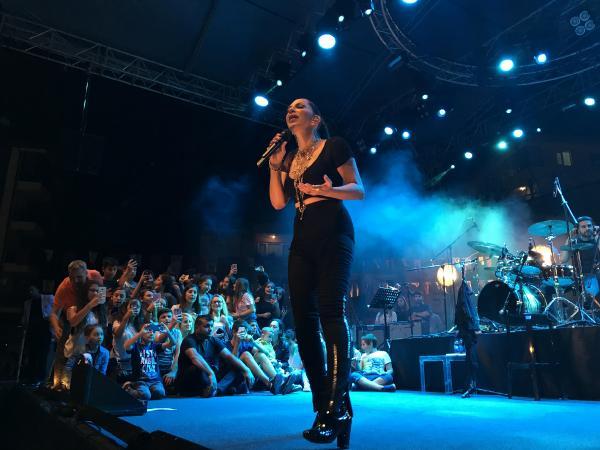 Sertab Erener CHP'li başkana kızdı, sahneyi terk etti