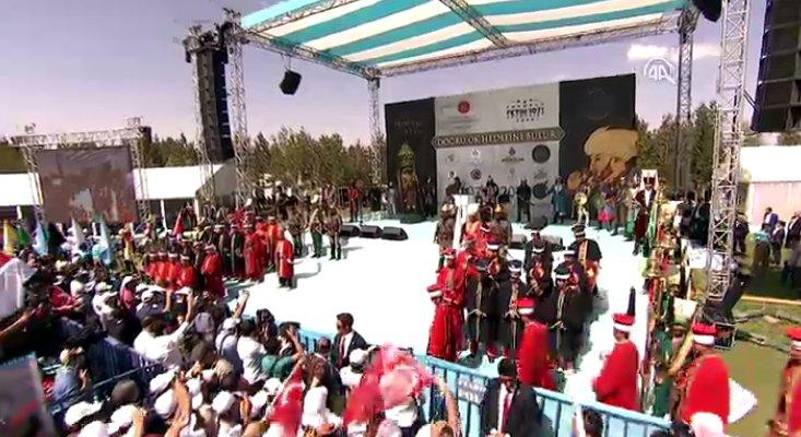 Malazgirt etkinliklerindeki 'dombra' performansı