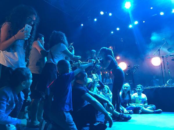 Sertab Erener CHP'li başkana kızdı, sahneyi terk etti