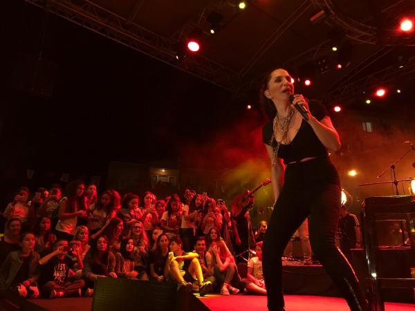 Sertab Erener CHP'li başkana kızdı, sahneyi terk etti