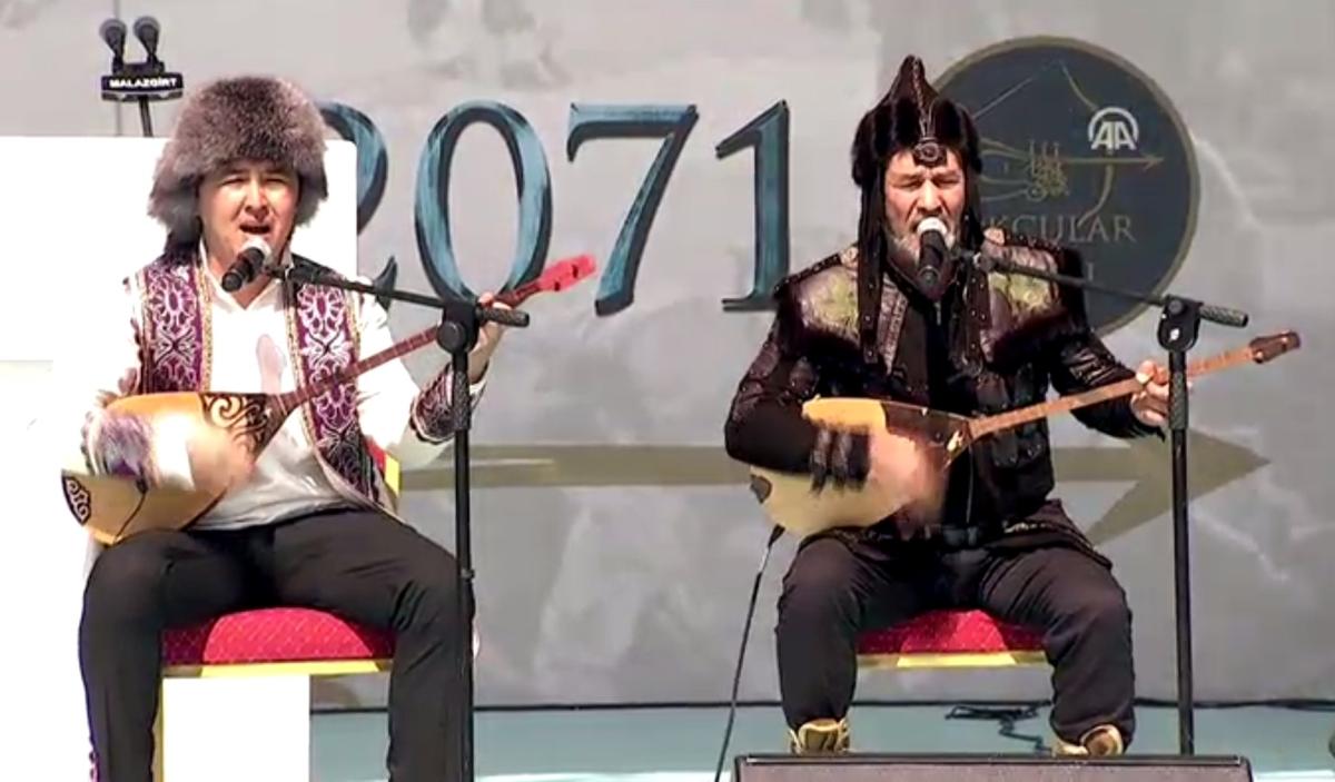 Malazgirt etkinliklerindeki 'dombra' performansı