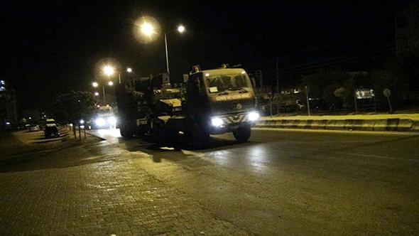 Gece yarısı Suriye sınırına obüs ve ZPT sevkiyatı