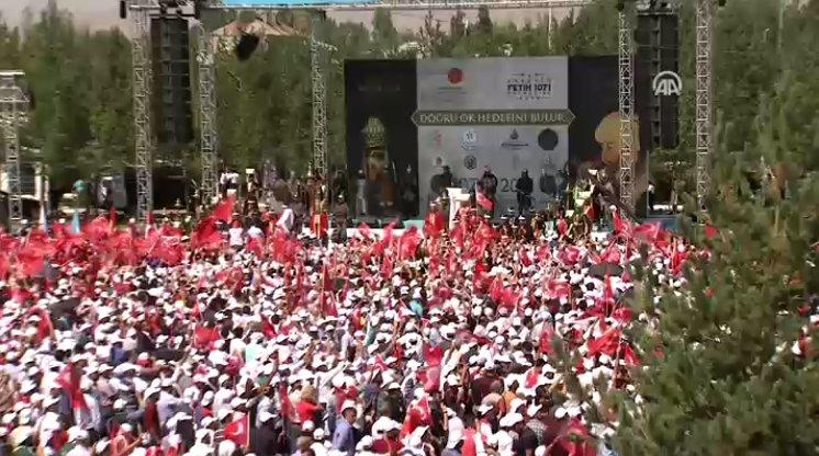 Malazgirt etkinliklerindeki 'dombra' performansı