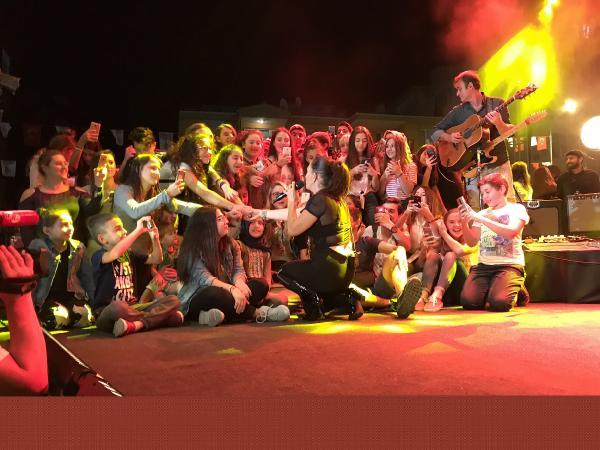 Sertab Erener CHP'li başkana kızdı, sahneyi terk etti