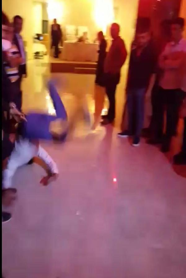 Düğünde şov yapmak isterken yere çakıldı