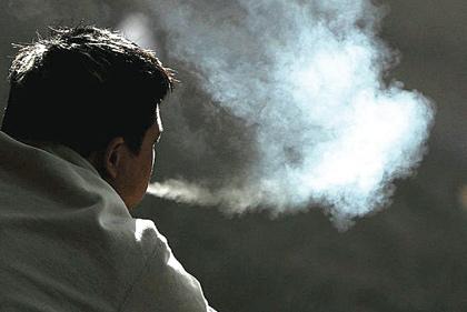 Sigaraya başlamasına neden olan arkadaşını öldürdü