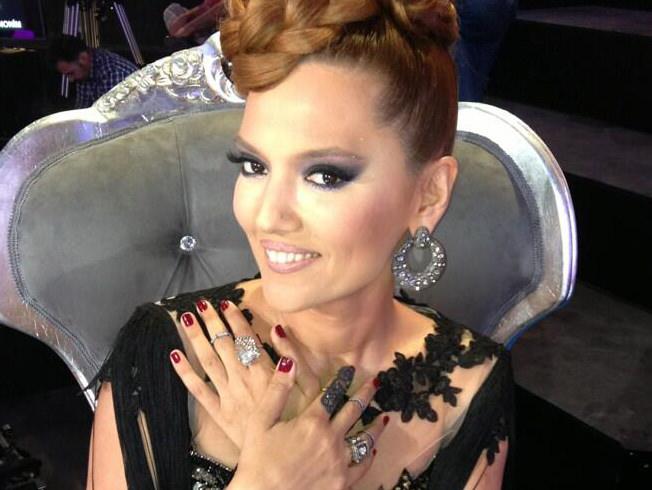 Demet Akalın'dan erkek hayranlarına tavsiye