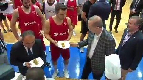 Erdoğan'dan milli basketçilere baklava ikramı