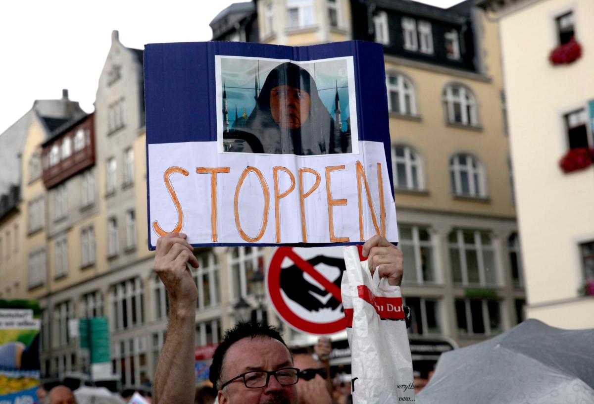 Merkel yine yuhalandı