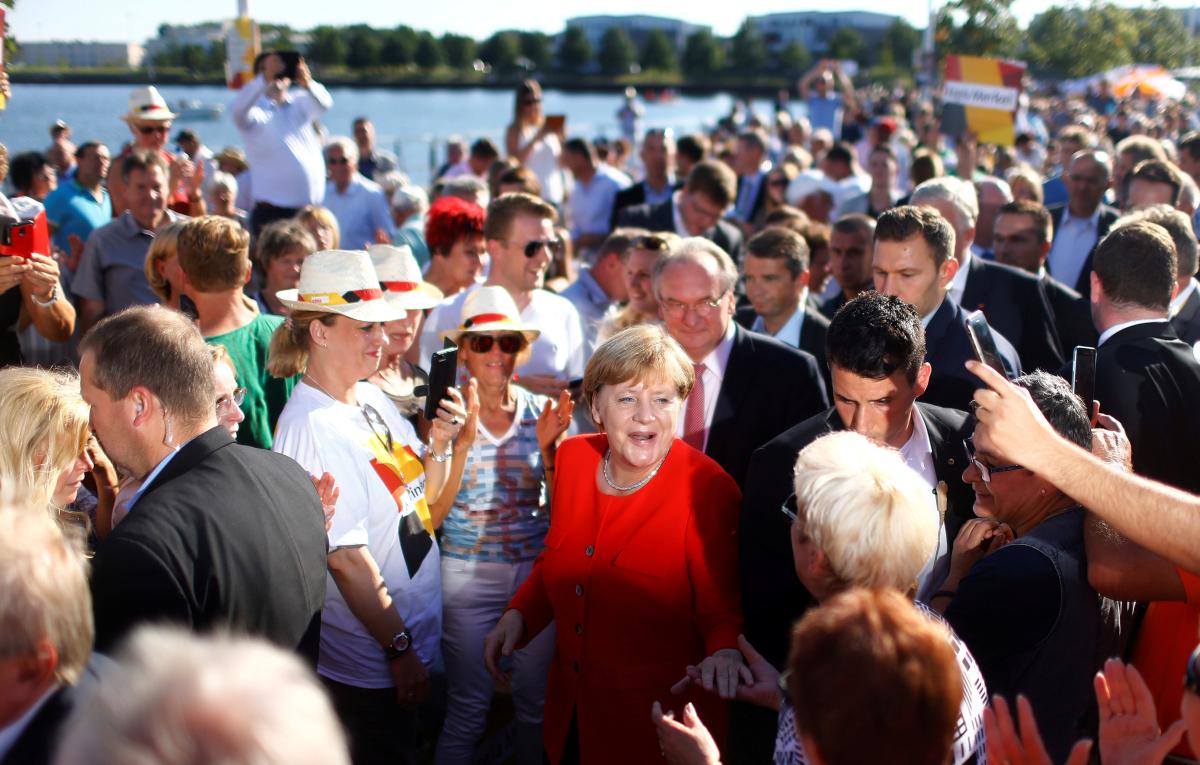 Merkel yine yuhalandı
