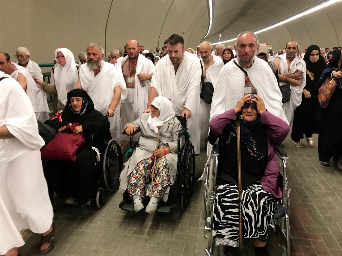 Hacılar Mina'da şeytan taşladı