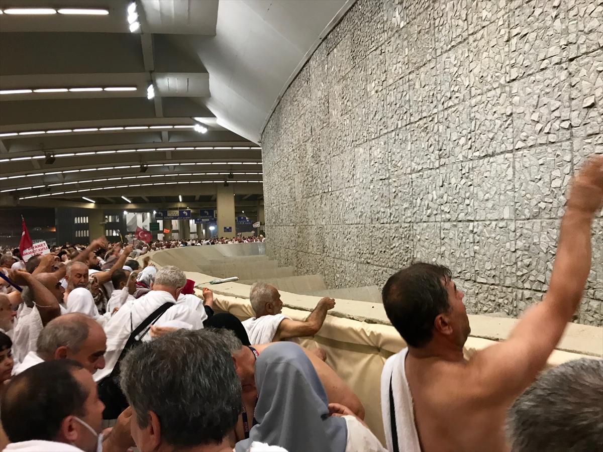 Hacılar Mina'da şeytan taşladı