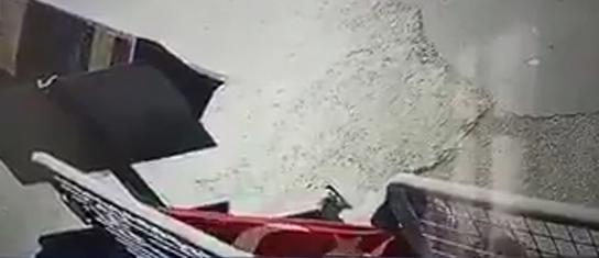 Bayrakla bayramlaşan elleri öpülesi Diyarbakırlı amca