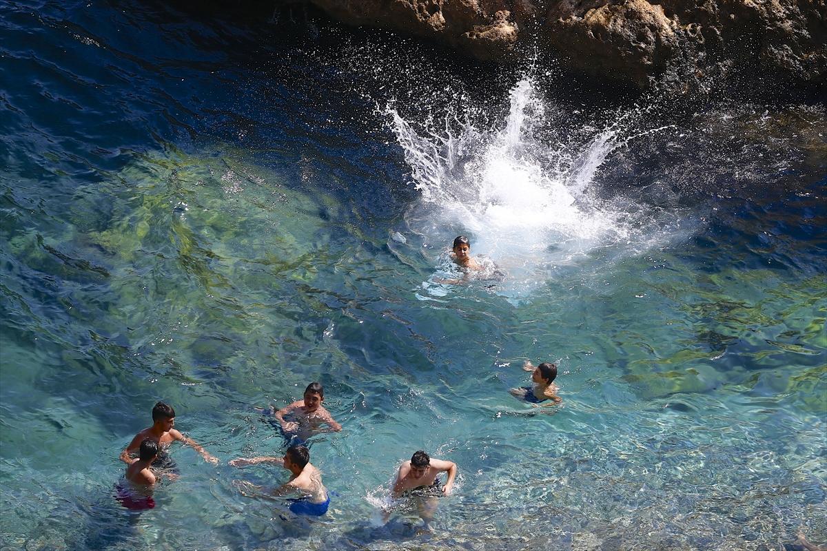Antalya sahillerinde bayram tatili yoğunluğu