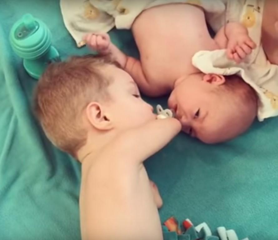 Kolları olmayan bebeğin kardeş sevgisi