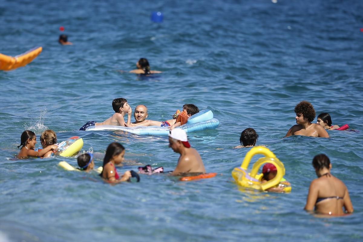 Antalya sahillerinde bayram tatili yoğunluğu