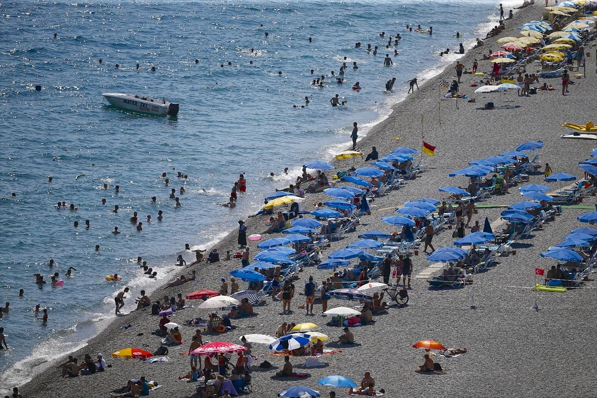 Antalya sahillerinde bayram tatili yoğunluğu