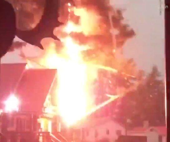 Kanada'da ağaca yıldırım düştü