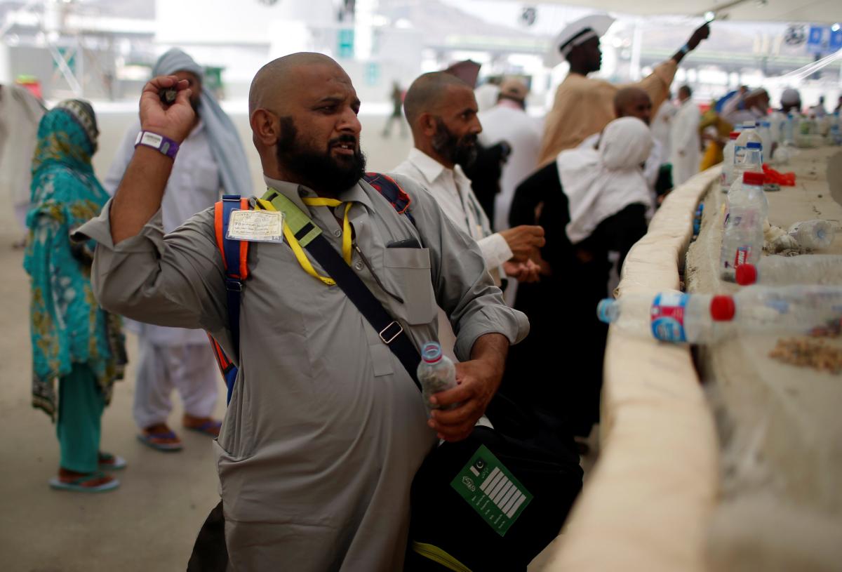 Hacılar Şeytan taşlamaya devam ediyor