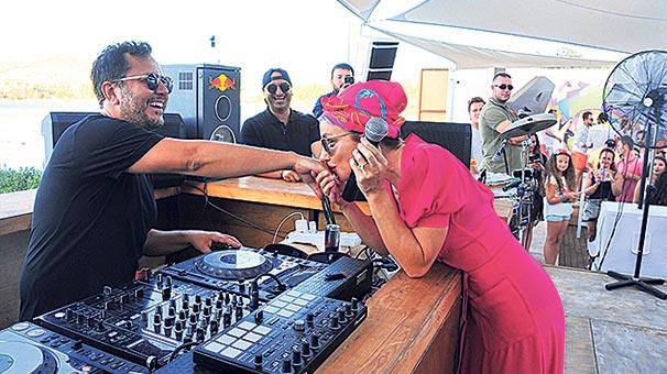 Gülşen kocasının elini öptü