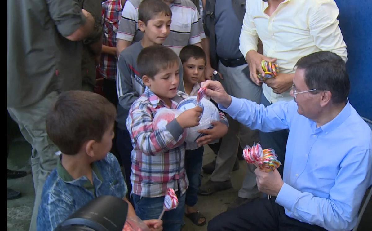 Melih Gökçek çocuklara oyuncak dağıttı