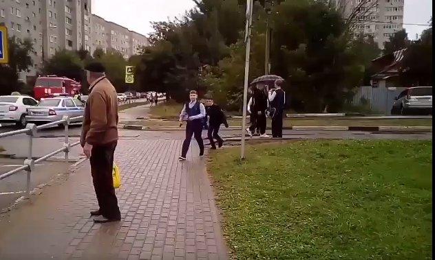 Rus öğrenciden okula silahlı ve baltalı saldırı