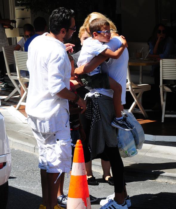 Çağla Şıkel çocuklarına kavuştu