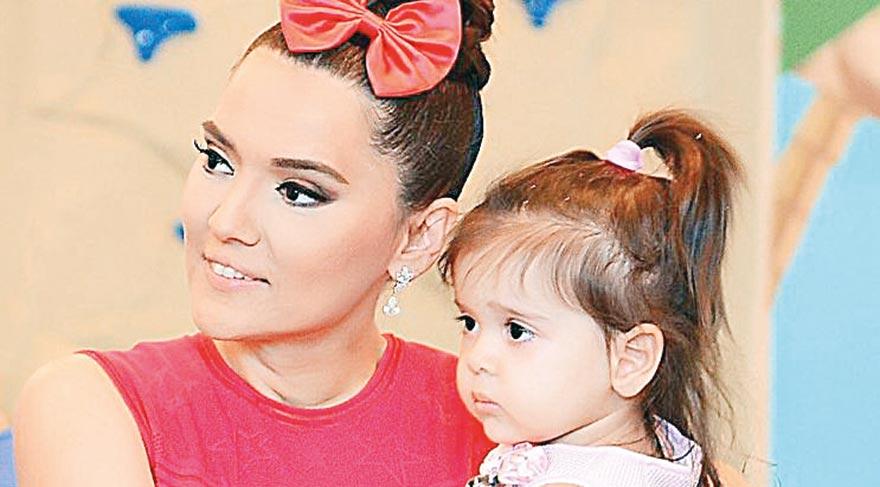 Demet Akalın takipçisine bela okudu