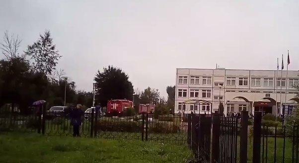 Rus öğrenciden okula silahlı ve baltalı saldırı