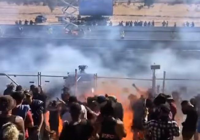 İzleyicilere ateş püskürdü