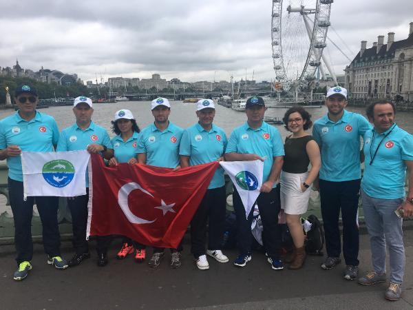 Manş Denizi’ni yüzerek geçtiler