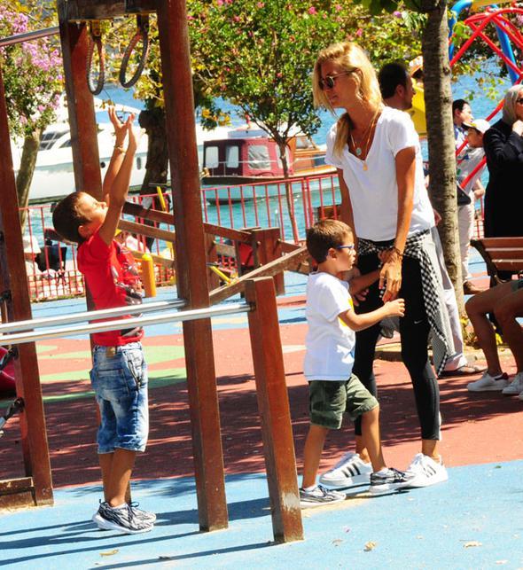 Çağla Şıkel çocuklarına kavuştu