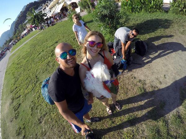 Kucağında köpeğiyle 2 bin metreden uçtu