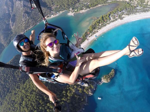 Kucağında köpeğiyle 2 bin metreden uçtu