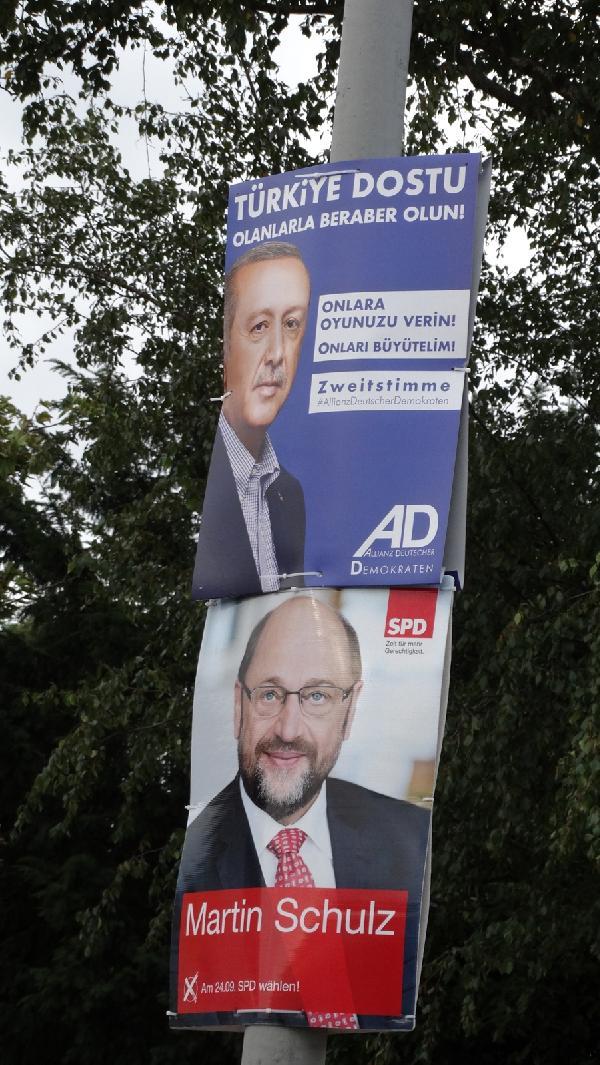 Almanya sokaklarında Erdoğan afişleri