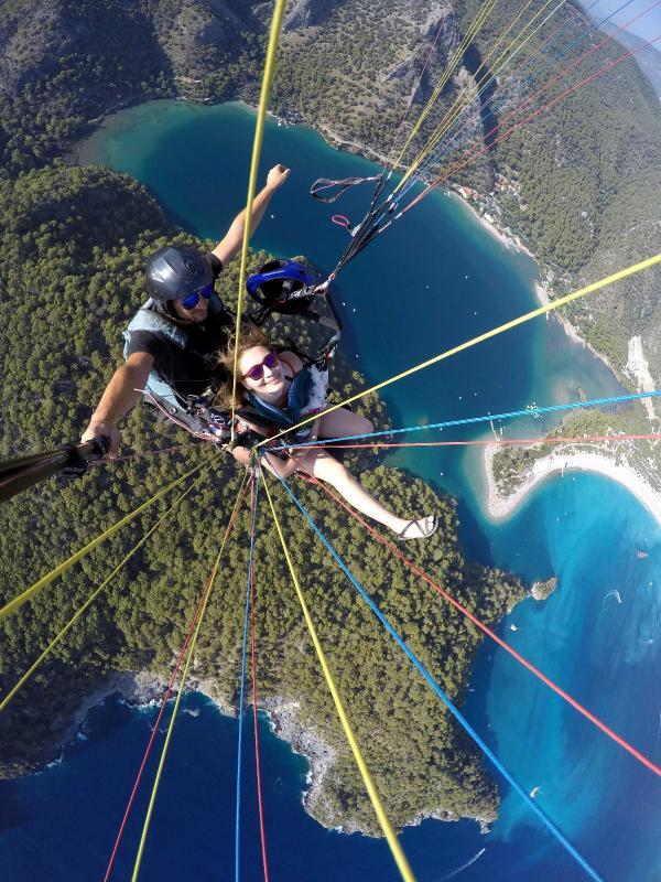 Kucağında köpeğiyle 2 bin metreden uçtu