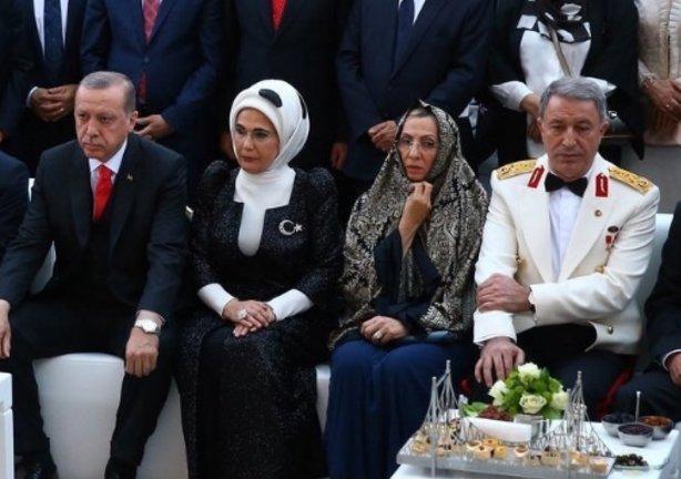 Hulusi Akar eşine yöneltilen eleştirilere cevap verdi