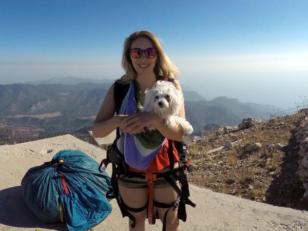 Kucağında köpeğiyle 2 bin metreden uçtu