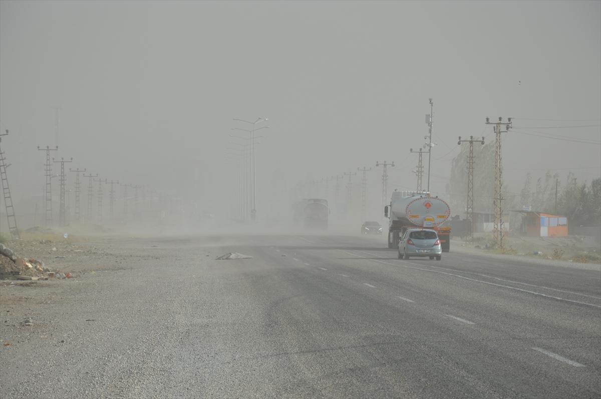 Ağrı'da toz bulutu etkili oldu