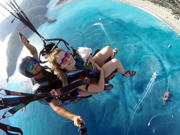 Kucağında köpeğiyle 2 bin metreden uçtu